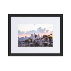 LOS ANGELES SUNSET Affiches 12in x 18in (30cm x 45cm) / Europe seulement - Encadré noir avec passe-partout - Thibault Abraham
