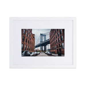 MANHATTAN BRIDGE Affiches 12in x 18in (30cm x 45cm) / Europe seulement - Encadré blanc avec passe-partout - Thibault Abraham