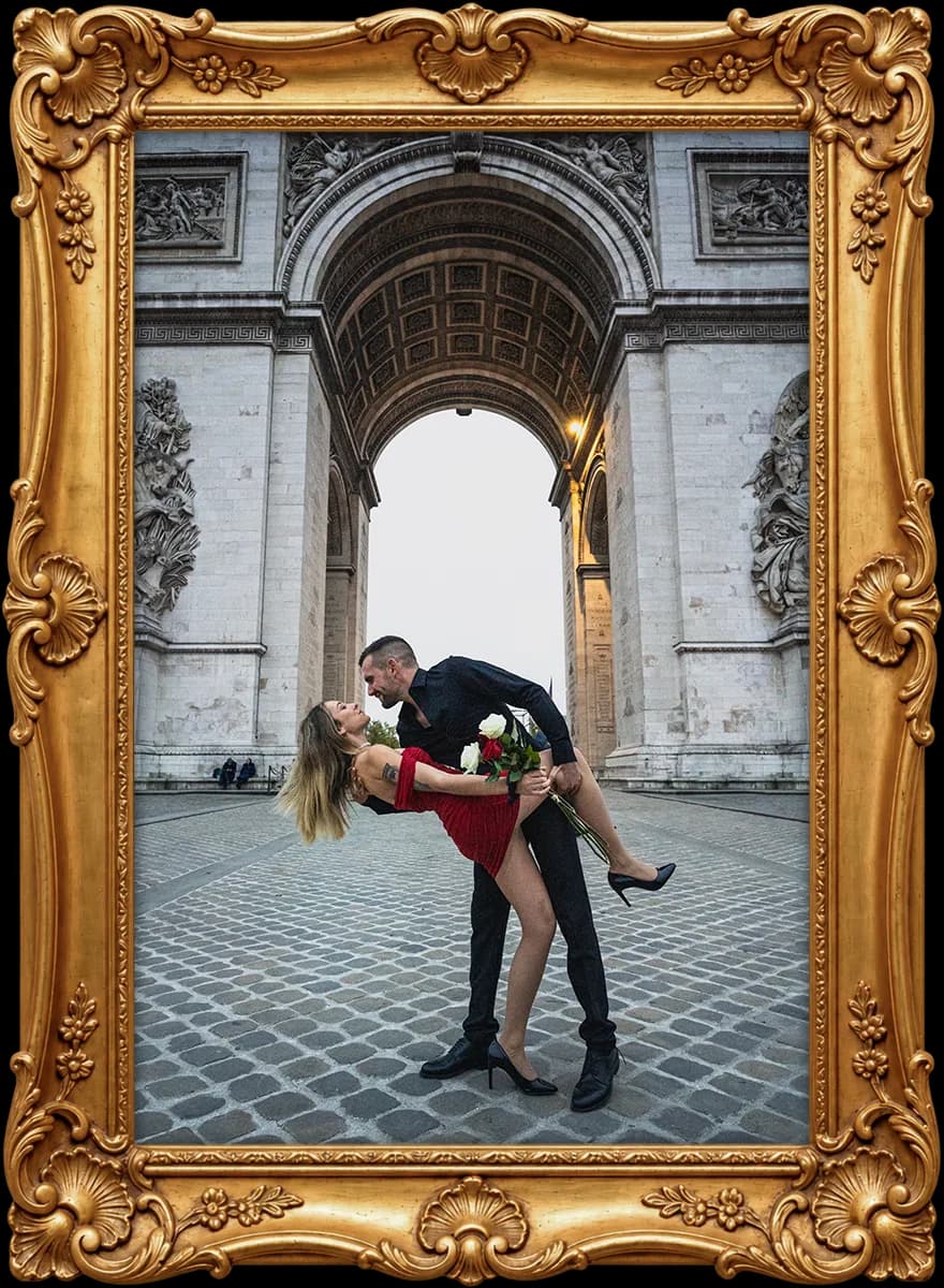 Portrait de couple encadré, sous l'Arc de Triomphe à Paris