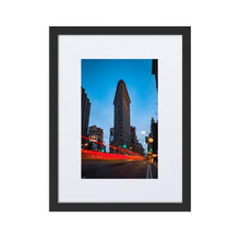 Charger l&#39;image dans la galerie, FLAT IRON Affiches 12in x 18in (30cm x 45cm) / Europe seulement - Encadré noir avec passe-partout - Thibault Abraham
