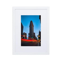 Charger l&#39;image dans la galerie, FLAT IRON Affiches 12in x 18in (30cm x 45cm) / Europe seulement - Encadré blanc avec passe-partout - Thibault Abraham