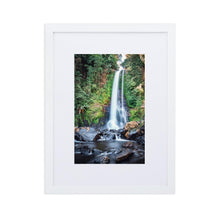 Charger l&#39;image dans la galerie, GITGIT WATERFALL Affiches 12in x 18in (30cm x 45cm) / Europe seulement - Encadré blanc avec passe-partout - Thibault Abraham