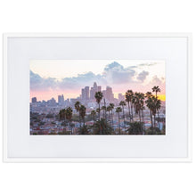 Charger l&#39;image dans la galerie, LOS ANGELES SUNSET Affiches 24in x 36in (61cm x 91cm) / Europe seulement - Encadré blanc avec passe-partout - Thibault Abraham