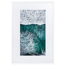 Charger l&#39;image dans la galerie, SURFERS PARADISE Affiches 24in x 36in (61cm x 91cm) / Europe seulement - Encadré blanc avec passe-partout - Thibault Abraham